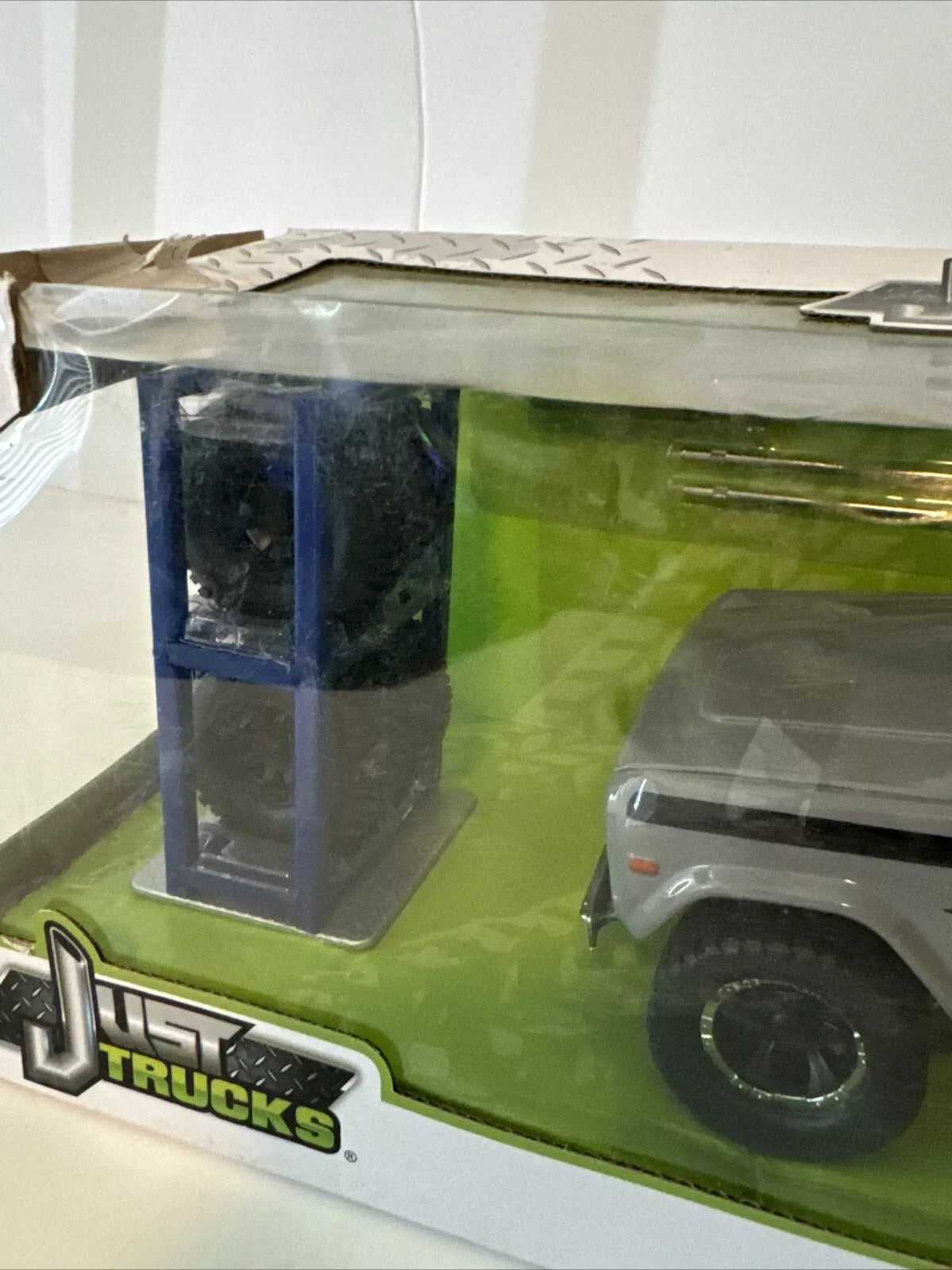 Jada Toys Just Trucks 1:24 1973 Ford Bronco Die-cast Car Grey NEW RUFF BOX SHIPS FREE.